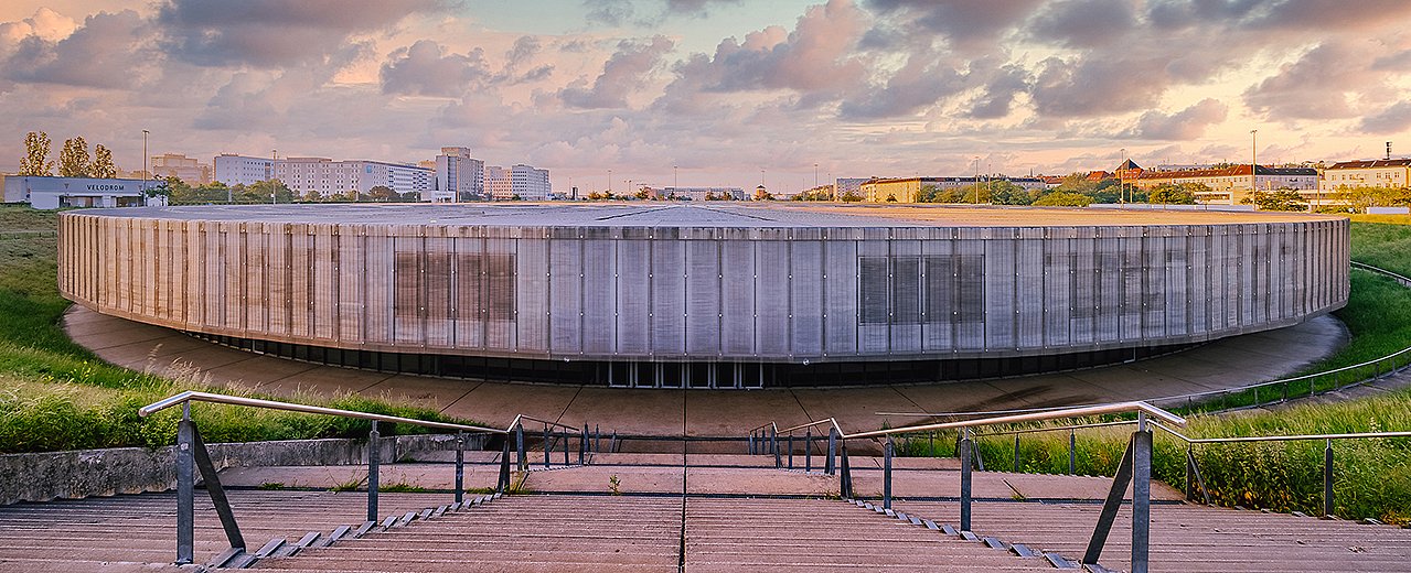 Velodrom Dach mit Himmel und Wiese.